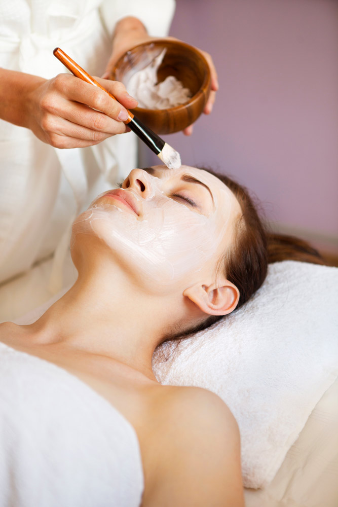cosmeticiana care face tratament facial cu masca